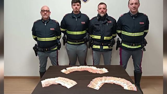Viaggiano con 30mila euro di banconote false nel portaoggetti: arrestati - -_fVXnTjzQY