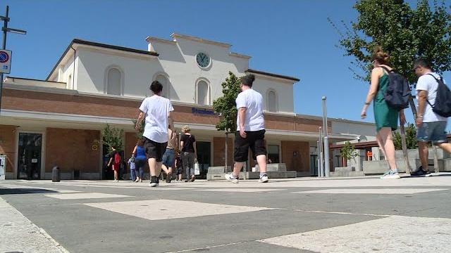 Tenta di palpeggiare una 14enne in centro ad Arezzo. Denunciato un 29enne - -v36pBbfplk