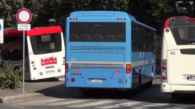 Poliziotto libero dal servizio sorprende un ladro mentre forza distributori automatici - 1SN5PxM7an0