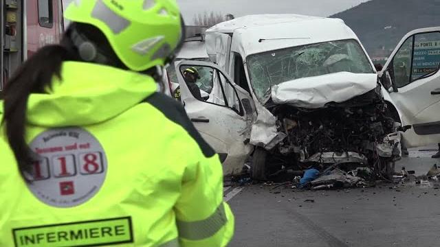 Tragico schianto sul raccordo di Arezzo: muore un 57enne nello scontro tra tre furgoni - 39-hvGjgh48