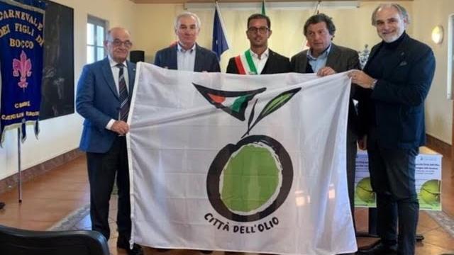 Consegnata la bandiera dell’associazione nazionale Città dell’Olio al Comune di Castiglion Fibocchi - 4fsTiXQ66PE