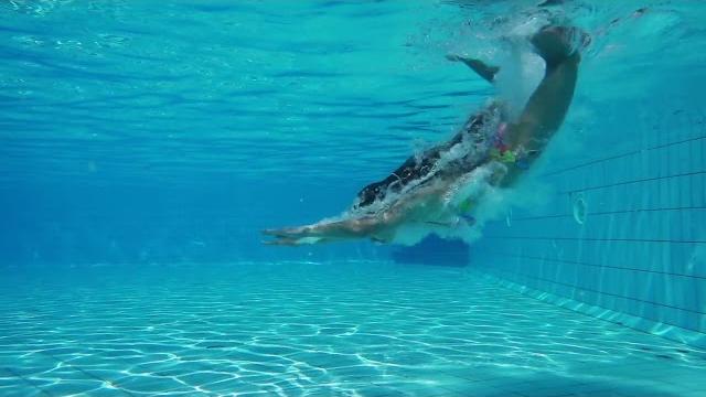 Bimbo di 5 anni trovato privo di sensi in piscina: è grave - 4lcY4bjdJek