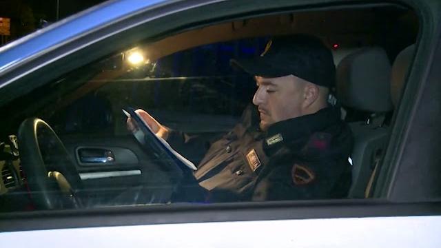 In quattro su un'auto ma nessuno è sobrio: patenti ritirate dalla Polizia - 7IT7UL1VUmg