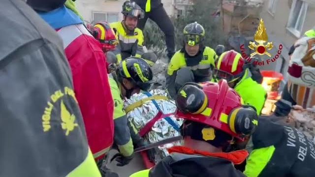 Ecco le immagini del salvataggio in Turchia di un 22enne. Grazie ai Vigili del fuoco - 8EZH9ziRQPA