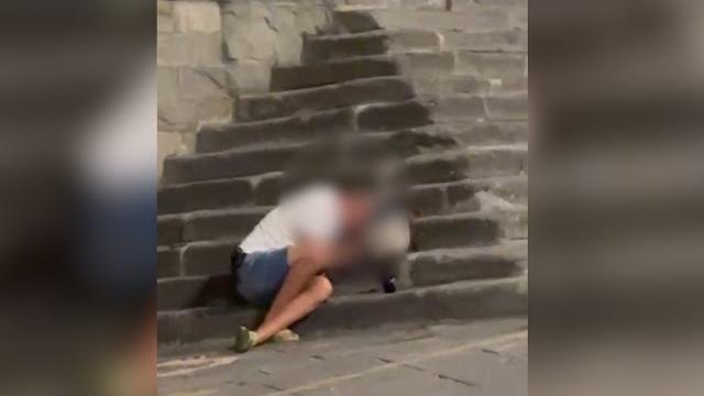 Sniffa cocaina sulle scalinate del Signorelli a Cortona. Il sindaco: "inammissibile" - 8RZAsfZxltY