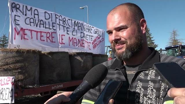 Proteste trattori: ancora blocchi a Bettolle (Siena). Attesi oltre 400 agricoltori - 9J83qA2OxDI