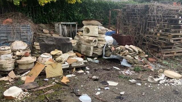 Discarica a cielo aperto in un parcheggio, denunciato un imprenditore - 9wjP5L4e5C8