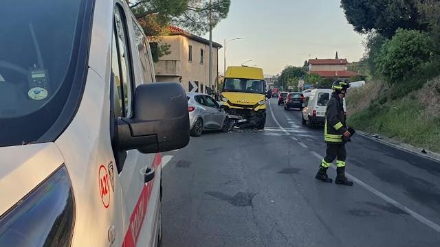 Scontro scuolabus e auto, tre bambini in ospedale - B6Qh8yZ9TRs