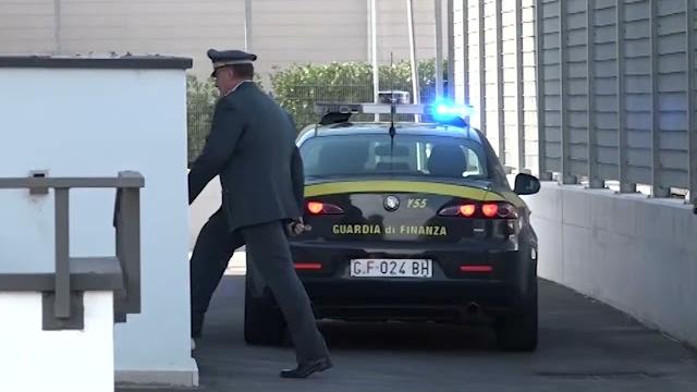 Montevarchi, in vendita 76 kg di sigarette rubati: due denunce - BCWDPcxksyk