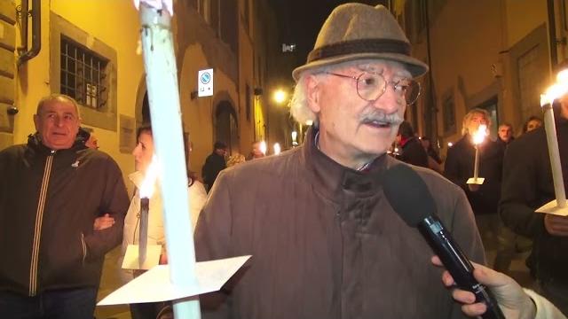 Fiaccolata per Mugnai, in 150 per sostenere l'artigiano che dovrà rispondere di omicidio volontario - BNxtEOoQP5g