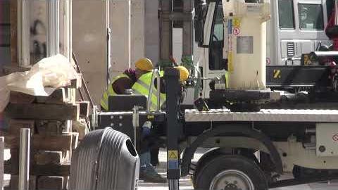 Palazzo evacuato in Piazza San Jacopo, operai e tecnici al lavoro.Verso la riapertura - BkYmLAaESms