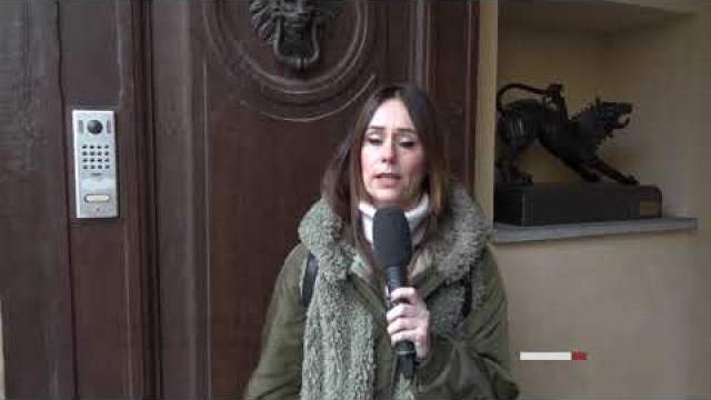 Escrementi sul portone di palazzo Cavallo, Ghineli: "grande tristezza, Arezzo non merita questo" - Bs4-1Bi1dbI