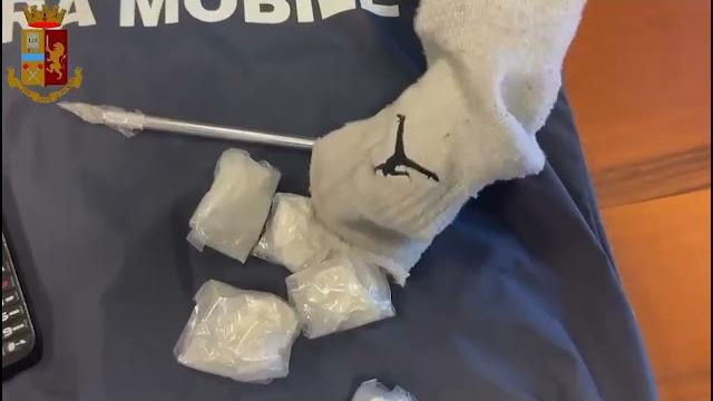 Trovato con 150 grammi di cocaina sulla panca da body building: arrestato un 36enne - BwRZtvvtSKs