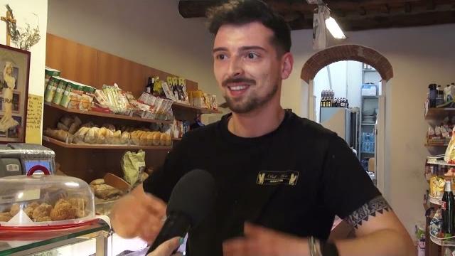 Piazza della Badia, ancora attimi di tensione. Un commerciante: “noi rispettiamo le regole” - C8gn0d5HYEs