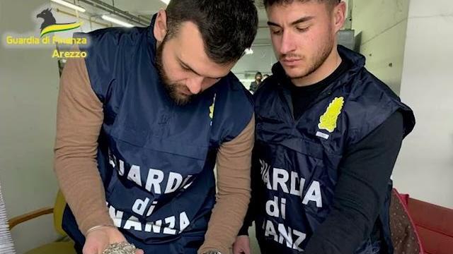 Blitz della Finanza in due aziende di Arezzo: sequestrati quasi 12mila pezzi contraffatti - DDBjFOAXq1M