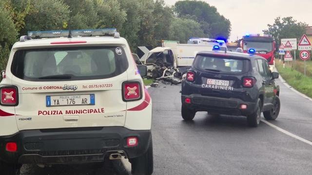 Schianto frontale tra auto e camioncino della nettezza urbana: grave un 43enne - DF6P4p3XSEg