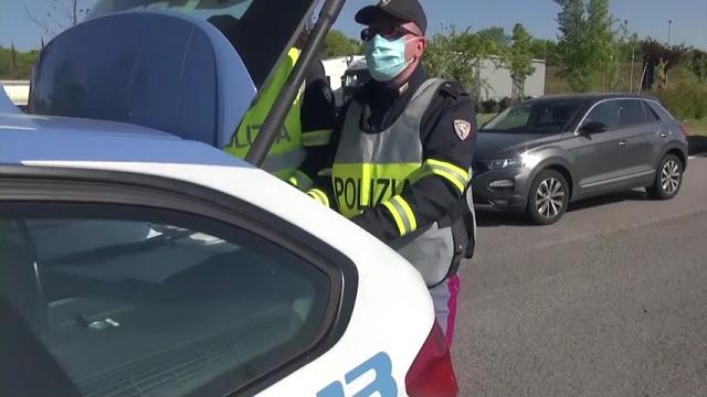 Monili e denaro dell'anziana truffata nel sacchetto del fast food: 20enni denunciati - DeCb6QAeSvA