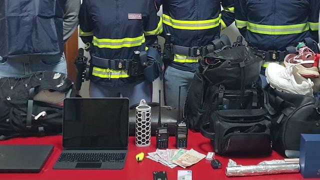 Saccheggiano le auto in sosta all’interno delle aree di servizio lungo l'A1: 4 arresti - Dmr8pDjrLfI