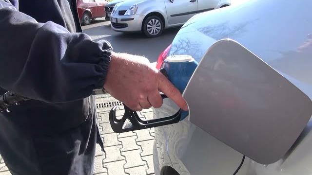 Caro carburanti, la benzina oltre i 2 euro al litro - FKOtvO8YDC4