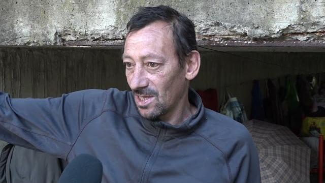 Vivono sotto un ponte da due anni, la vita ai margini di Mark e Svetlana - GqV7C0ovVR4