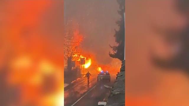 Esplodono bombole ossigeno trasportate da camion nell'Aretino. Tre feriti - HPZa4v27T_A