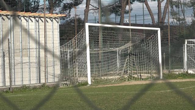 Offese dagli spalti all'arbitro adolescente, l'allenatore ritira la squadra - HWckyYlsG7M