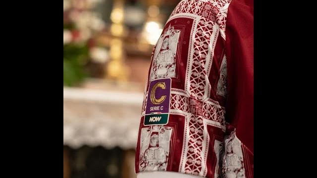 Polemiche per la maglie dell'Arezzo, Don Alvaro: “Una tempesta in un bicchiere d'acqua” - HnK_VqE6kd0