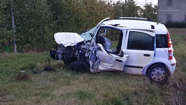 Incidenti: scontro frontale tra due auto. Muore un 24enne nell'Aretino. - INfUjY0x10U