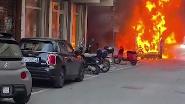 Attimi di paura ad Arezzo per un incendio che ha distrutto un’ambulanza della Croce Bianca - In2LsXH7UsY