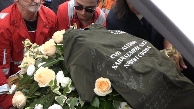 Addio ad Alessio, esempio di "dedizione e umanità". Salutato dal rombo delle moto e le sirene - Iy_WqMv78do