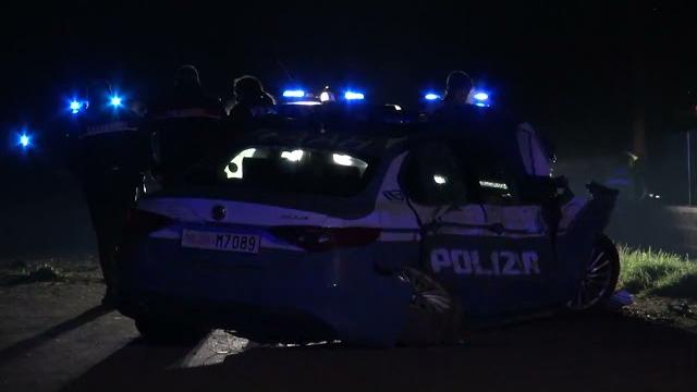 Volante della Polizia finisce fuori strada per evitare un animale: feriti due agenti - J2oksJEw6Ys