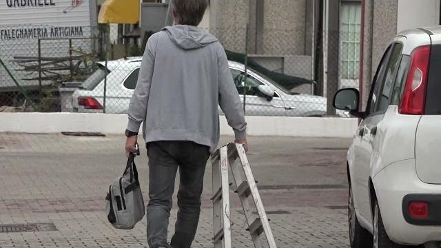 Assalto in una ditta orafa, bloccano la strada con tronchi d’albero. Bottino da un milione di euro - J5dvKiNQvfU