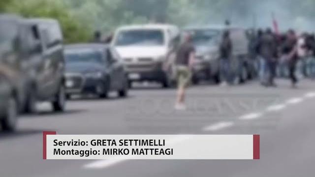 Scontri tra ultras di Juve e Atalanta nel tratto toscano della A1 prima della finale di Coppa Italia - JKEbqS0DoR8