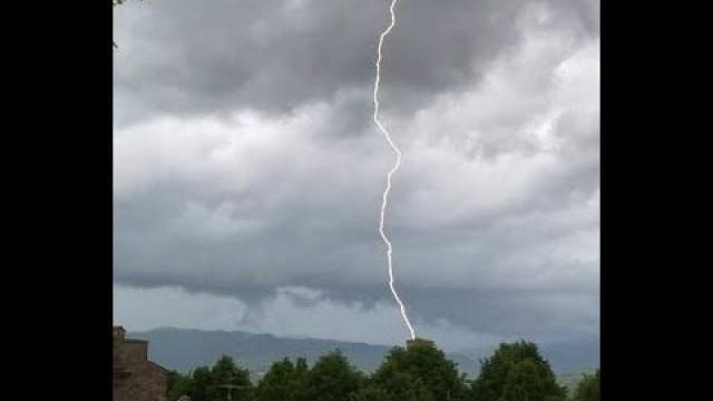 Maltempo nell'Aretino: fulmine colpisce una chiesa a Poppi. - KSfrg0kIOfI