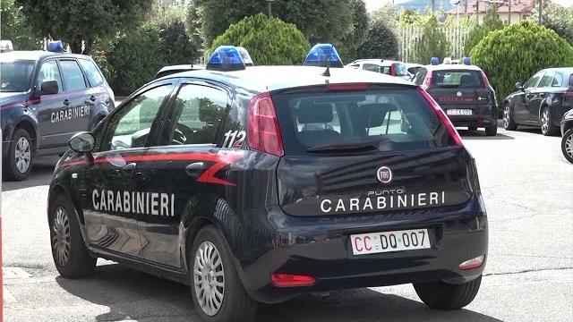 Perseguita e minaccia i vicini per anni: scatta allontanamento obbligato e braccialetto elettronico