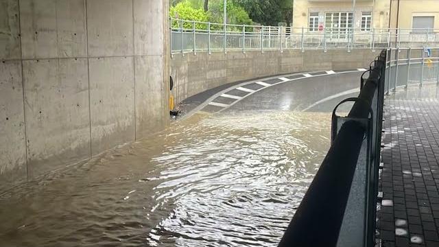 Maltempo ad Arezzo, Baldaccio allagato. Forse un problema di fognature? - L3LtfKPniJg