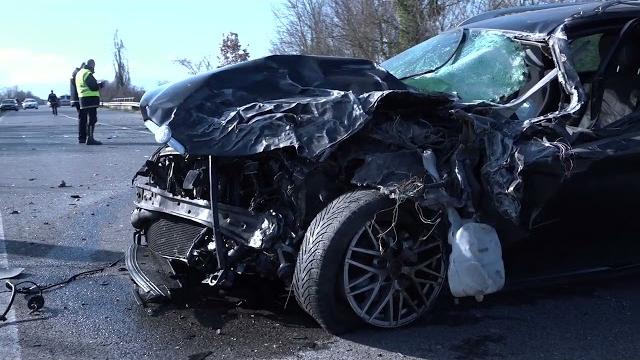 Scontro sulla 71, un'auto si ribalta fuori strada: 4 feriti - LrZ7rvKFTw0