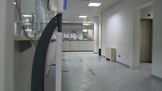 Attimi di caos in questura, ubriaca si scaglia contro i poliziotti: arrestata - MfTzX_zycFY