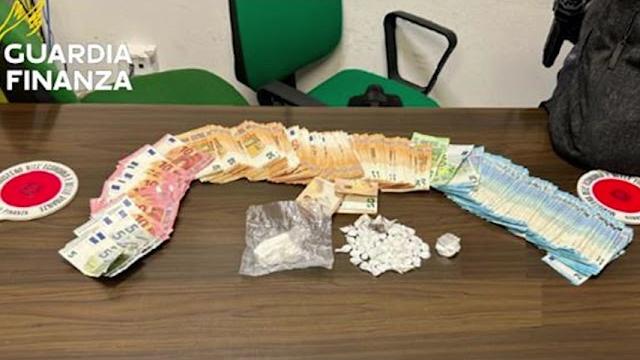 Droga nascosta in un doppiofondo dell’auto, arrestato dalla Guardia di Finanza - N8QJq6BbCeE