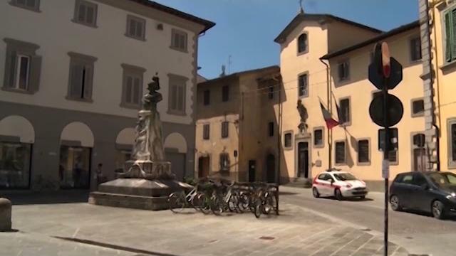 Montevarchi, i carabinieri trovano due chili di hashish nascosti in un'aiuola fuori da scuola - NSsv3Ws-Skc