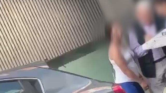 Arezzo, anziano palpeggiato e derubato per strada - NflcOulvRq8