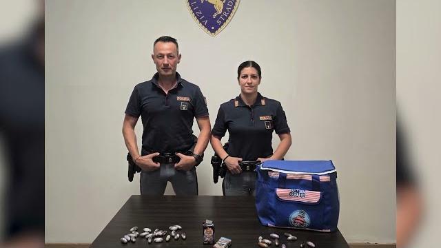 Nascondevano all’interno di una borsa frigo più di mezzo chilo di hashish: arrestati due giovani - Nfs-WIVYb7Y