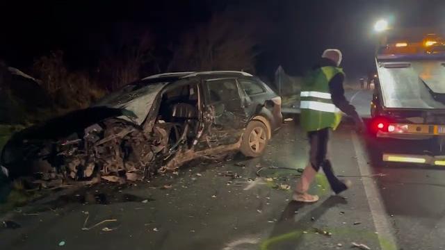 Scontro frontale nella notte tra due auto: muore un uomo di 58 anni, un altro ferito gravemente - OTJIETTiw4c