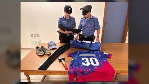 Tenta di sfondare la vetrina di una gioielleria con un martello: 21enne denunciato - OfNefGyR-eg