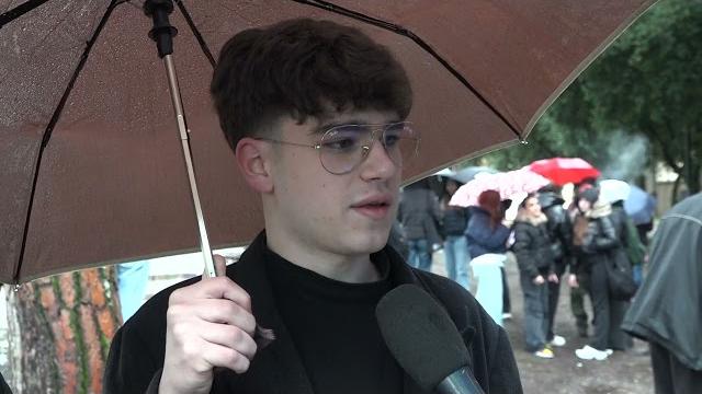 Gli studenti aretini protestano in segno di solidarietà per gli studenti manganellati - P0zCzUvrSYg