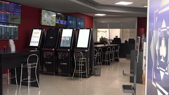 Furto con scasso a una sala scommesse: banda in fuga con la cassaforte - PNHlgYm8uho