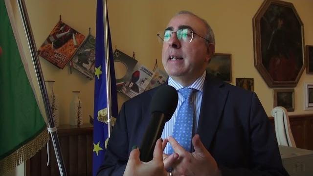 Tentato furto in un'azienda di preziosi: titolare mette in fuga i ladri a colpi di clacson - PO3PRLrKXGg