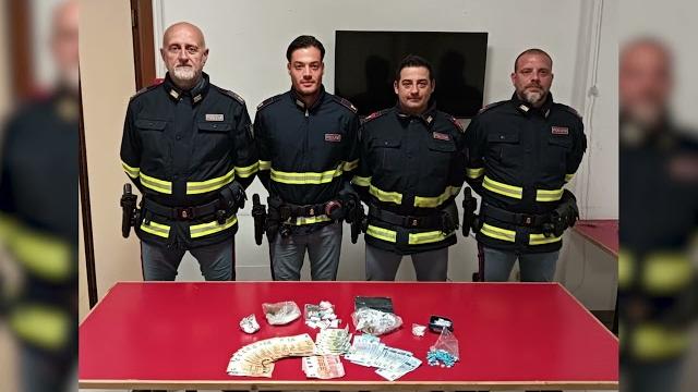 Droga nei vestiti e negli slip, due arresti nell'Aretino - PS1hUuUvUmY