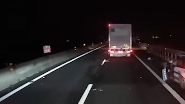 Arezzo, ladro non si ferma all’alt e fugge: poliziotto spara e lo ferisce alla spalla - QLJeD53mko8