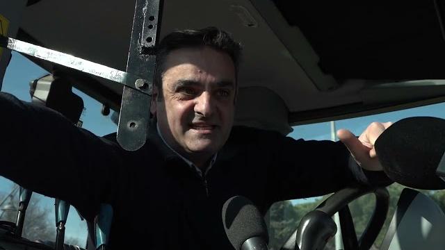 Trattori bloccano uscita della A1 a Bettolle. "L'agricoltura muore e le associazioni dormono" - ScwWepWh3Bw